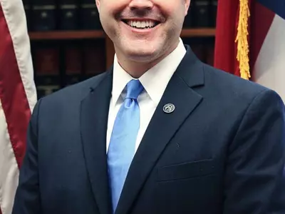 크리스 카 법무장관, 연방상원 포기 재선 도전