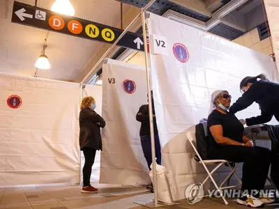 관광객 코로나19 백신 접종 가능한 뉴욕 지하철역 백신접종소
