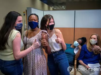 화이자 백신 맞고 '엄지 척'하는 청소년들