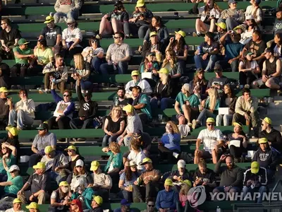 마스크 벗고 거리두기 없이 야구 경기 즐기는 미 관중