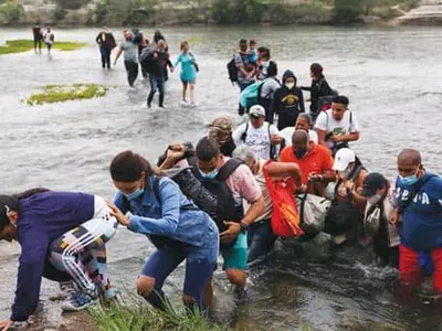 위험 무릅쓰고 국경 지역 강 건너는 이민자들