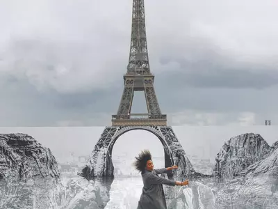 에펠탑 앞 초대형 설치 작품