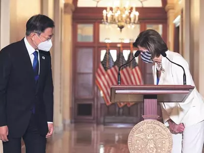 문 대통령-펠로시 의장 ‘한국식 인사’… 오늘 한미정상회담