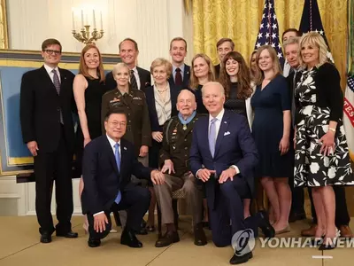 문대통령, 한국전 노병 최고예우