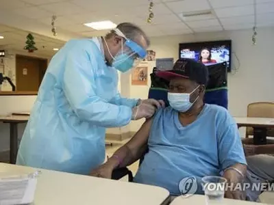 코로나 핫스폿 요양원…백신 접종 후 신규확진 80% '뚝'