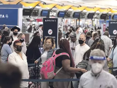 ‘팬데믹에서 해방’ 연휴 여행객 러시