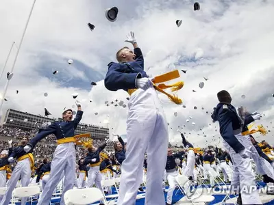 '졸업이다!'…환호하는 미 공군사관학교 생도들