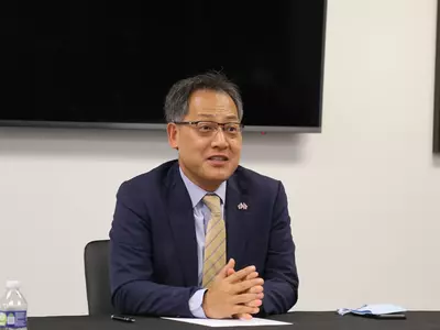 "3년 반 임무 마치고 귀국합니다"