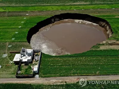 멕시코 들판에 생긴 지름 100m '거대 싱크홀'