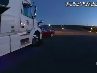 9살 소녀가 4살 여동생 태우고 운전하다 쾅