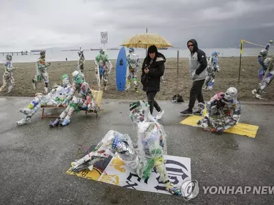 캐나다 밴쿠버 해변에 전시된 '폐플라스틱 인간'