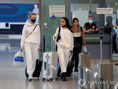 코로나19 백신 접종 관광객들에 국경 개방한 스페인