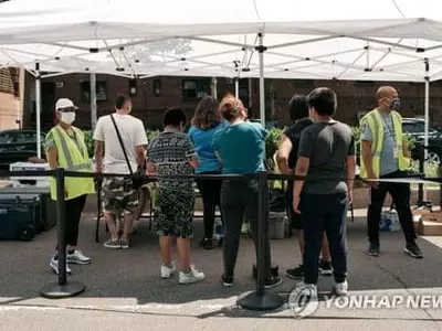 "백신 맞고 코로나 걸린 사람, 바이러스 적고 열도 덜 나"