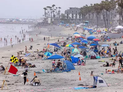 폭염에 바닷가에 몰려든 피서객들