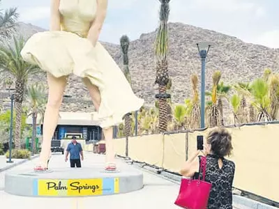 팜스프링스에 다시 등장한 대형 먼로 동상