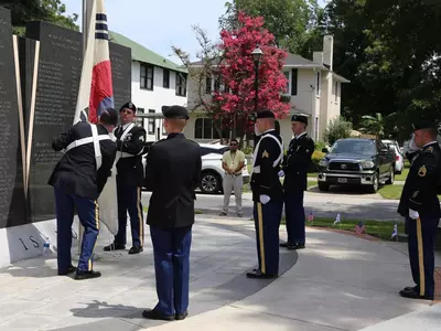 "70년 만에 다시 게양된 빛 바랜 태극기"