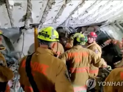 아파트 붕괴현장서 극적 구출된 소년…엄마는 숨져