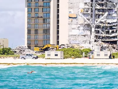 비극의 현장 앞에서 수영이라니 …