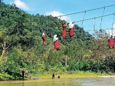 끊긴 다리에 매달려 등교하는 소녀들