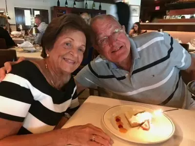 떠날 때도 함께한 노부부…붕괴 아파트 침대에 누운 채 숨져