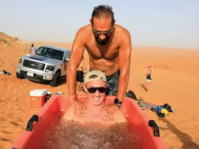 뜨거운 사막서 얼음 목욕… “몸과 마음 시원”