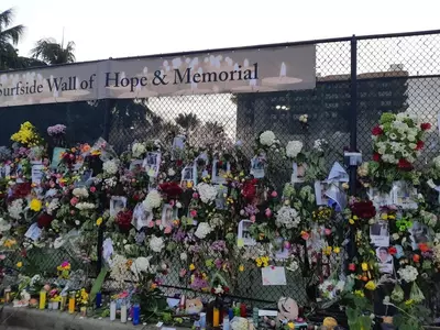 플로리다 붕괴 아파트 뒤편에 설치된 임시 추모 벽