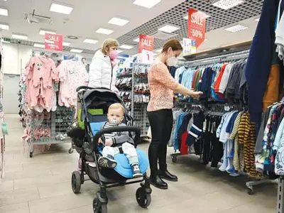 옷가게 ‘SALE’ 사인 갈수록 줄어든다