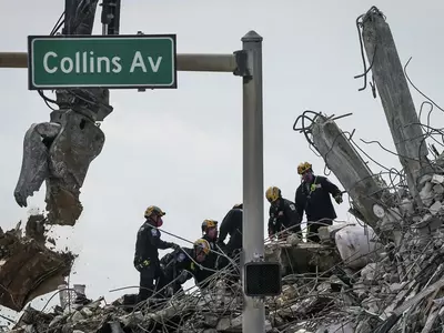 콘도 붕괴 잔해에서 시신 4구 더 찾아…사망자 32명·실종자113명