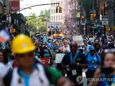 뉴욕 도심서 퍼레이드 벌이는 '코로나 영웅들'