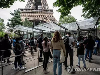 파리 상장 에펠탑… 9개월만에 다시 문 열어