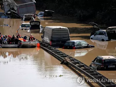 독일 고속도로에서 침수 차량 치우는 구조대원들