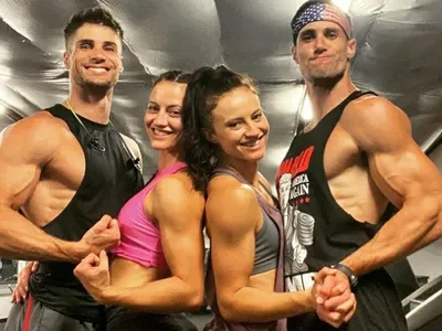 쌍의 쌍둥이 커플 한 집에 살며 사랑 키워…헷갈린적 없어