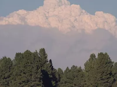 대형 산불로 6마일 높이 치솟은 ‘불구름’