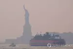 산불 연무에 가린 뉴욕 자유의 여신상