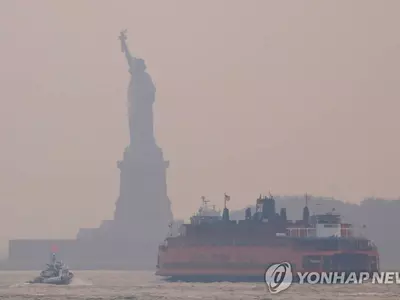 산불 연무에 가린 뉴욕 자유의 여신상