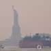 산불 연무에 가린 뉴욕 자유의 여신상