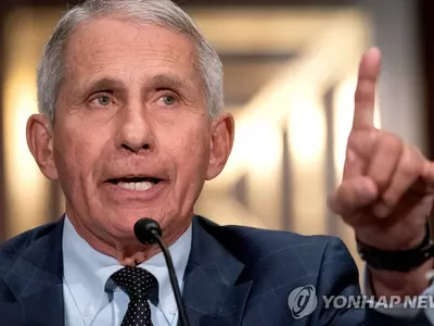 파우치 "면역 저하된 일부 국민 부스터샷 필요할 수도"