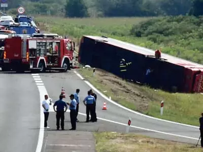 버스 미끄러지며 전도… 10명 사망·45명 부상