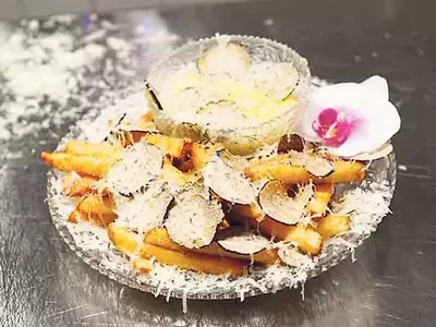 뉴욕 맨해튼 식당 ‘값비싼 요리’ 고객 몰려