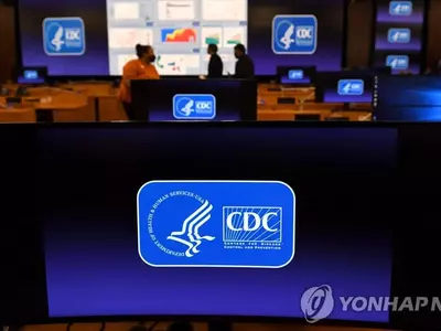CDC "백신 접종자도 실내서 다시 마스크 써야"