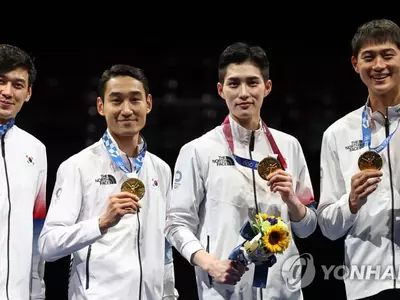[올림픽] 펜싱 남자 사브르 단체 금메달, 축구는 6-0 승리로 8강행