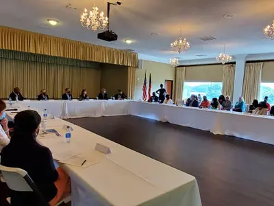 귀넷 방문 연방보건부 장관, 의료 공평성 논의