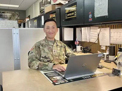 둘루스 미군 리크루터, “미 육군에 지원하세요”