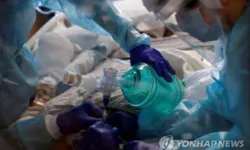 미 코로나 하루 확진자 반년만에 다시 10만명…중환자실 포화