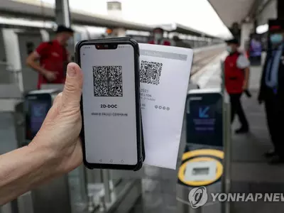 코로나19 보건증 제시하는 프랑스 열차 승객