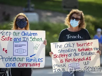 '학교 내 마스크 의무화 금지'에 항의하는 시민들