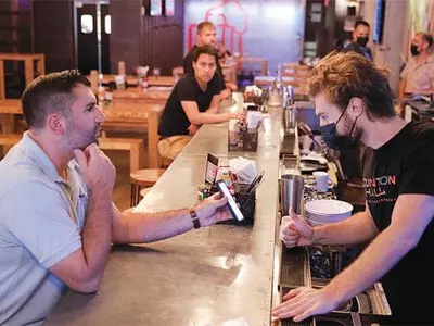 “백신 맞았어요” 증명하는 뉴욕 식당고객