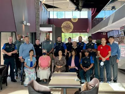 캅 경찰과 아시아계 주민 커피 나누며 대화