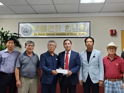 전직 한인회장들 코리안 페스티벌 성금