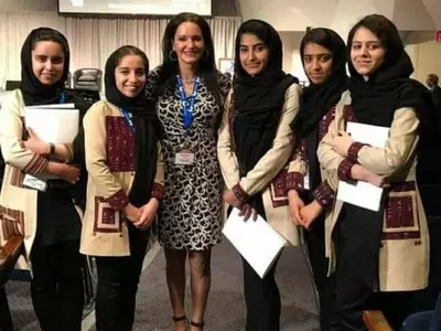  11명 아이 어머니, 아프간 '소녀 로봇팀' 10명 극적 구조